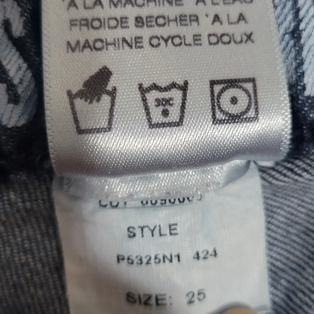 People's Liberation distressed skinny jeans size 25 with star pockets